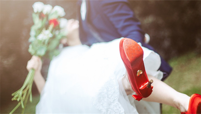 梦见老公和别的女人搂搂抱抱(梦见老公和别的女人搂搂抱抱的)