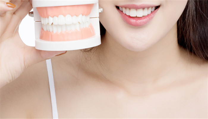 梦见掉了一大把牙齿(梦见掉了一大把牙齿并吐了出来)