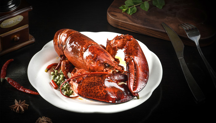 梦见自己抓着一个大龙虾(梦见自己抓着一个大龙虾什么意思)