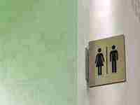 女人梦见在床上拉大便()