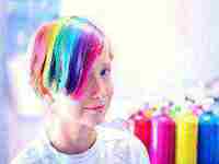 女人梦见自己染头发什么意思()