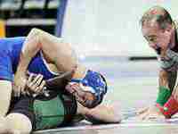 女人梦见摔跤又爬起来()