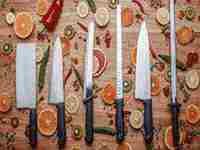 梦见别人拿刀砍人见血(梦见别人拿刀砍人见血什么征兆)