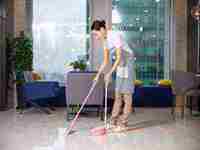 女人梦见牛发疯乱跑(女人梦见大牛发疯的跑)