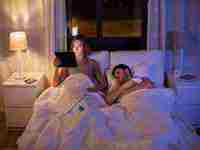 梦见和一个男人睡在一起(梦见和一个男人睡在一起没有做什么)