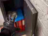 梦见给死去的亲人换墓地(梦见给死去的亲人换墓地什么意思)