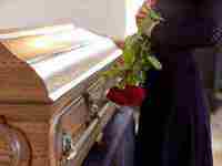 女人梦见自己手里拿刀防卫(女人梦见自己手里拿刀)