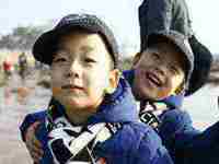 梦见滚滚而流的泥浆水,水面上好多人(梦见滚滚而流的泥浆水)