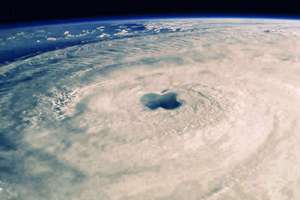 梦见母亲掉水里(梦到母亲掉河里意味着什么)