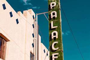 梦见衣柜门(梦到了衣柜门掉了是什么征兆)