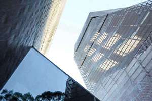 梦见爬围墙(梦见爬很高的围墙代表什么)